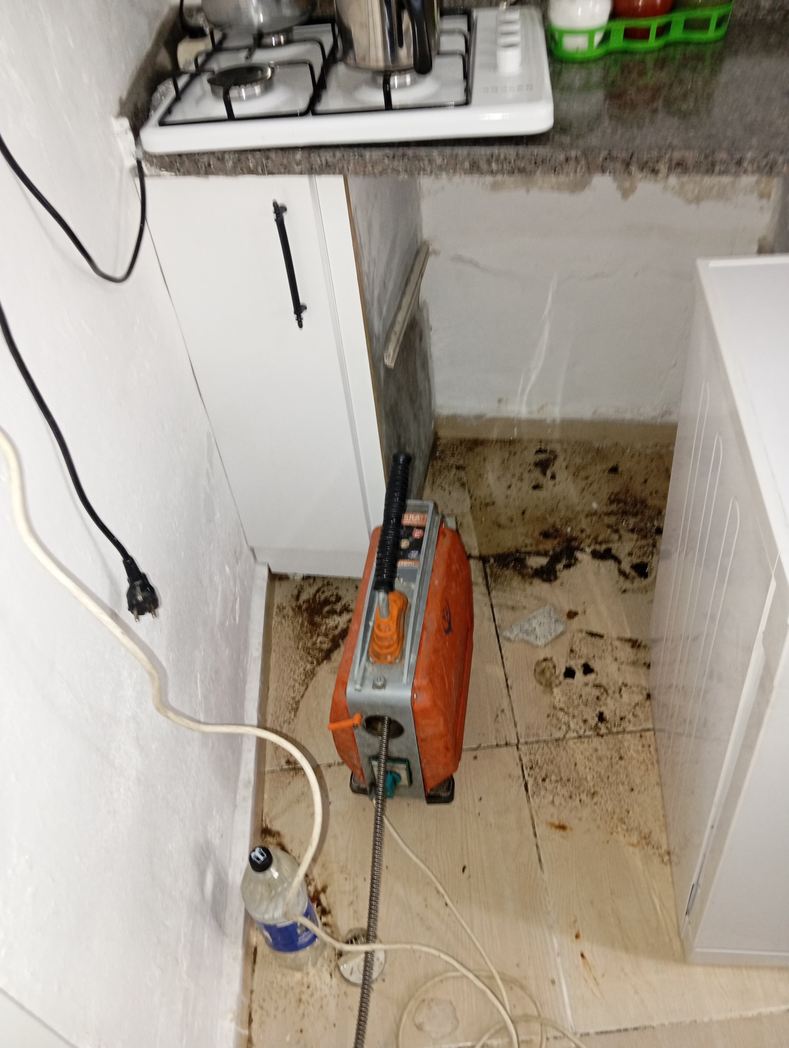 Mutfak gideri temizleme görseli